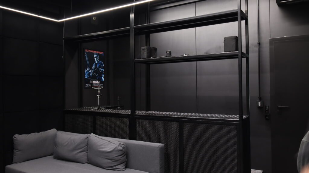 Meble loftowe na wymiar z konstrukcją metalową do nowoczesnego wnętrza – KBD Design