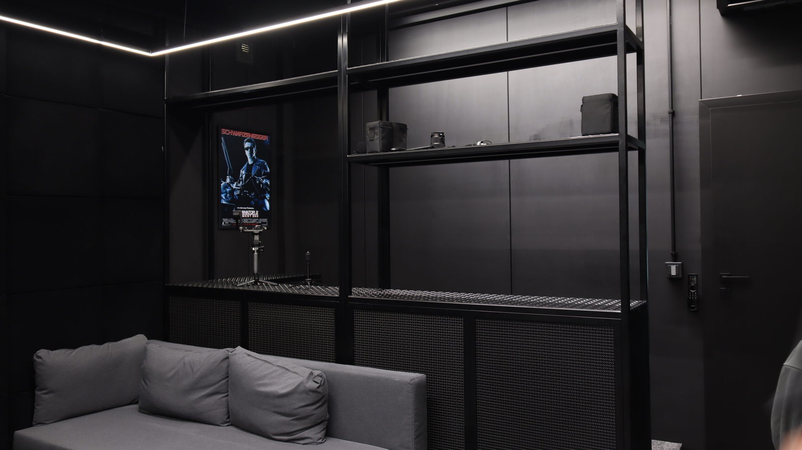 Industrialny regał loftowy na wymiar do nowoczesnego biura – KBD Design