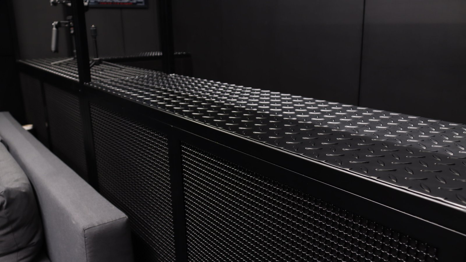 Industrialny regał loftowy na wymiar do nowoczesnego biura – KBD Design