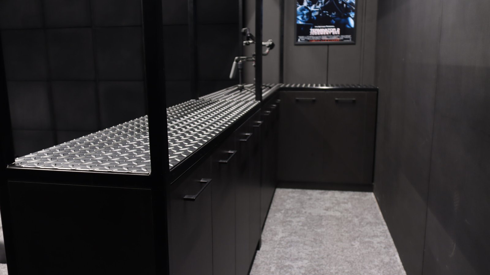 Industrialny regał loftowy na wymiar do nowoczesnego biura – KBD Design