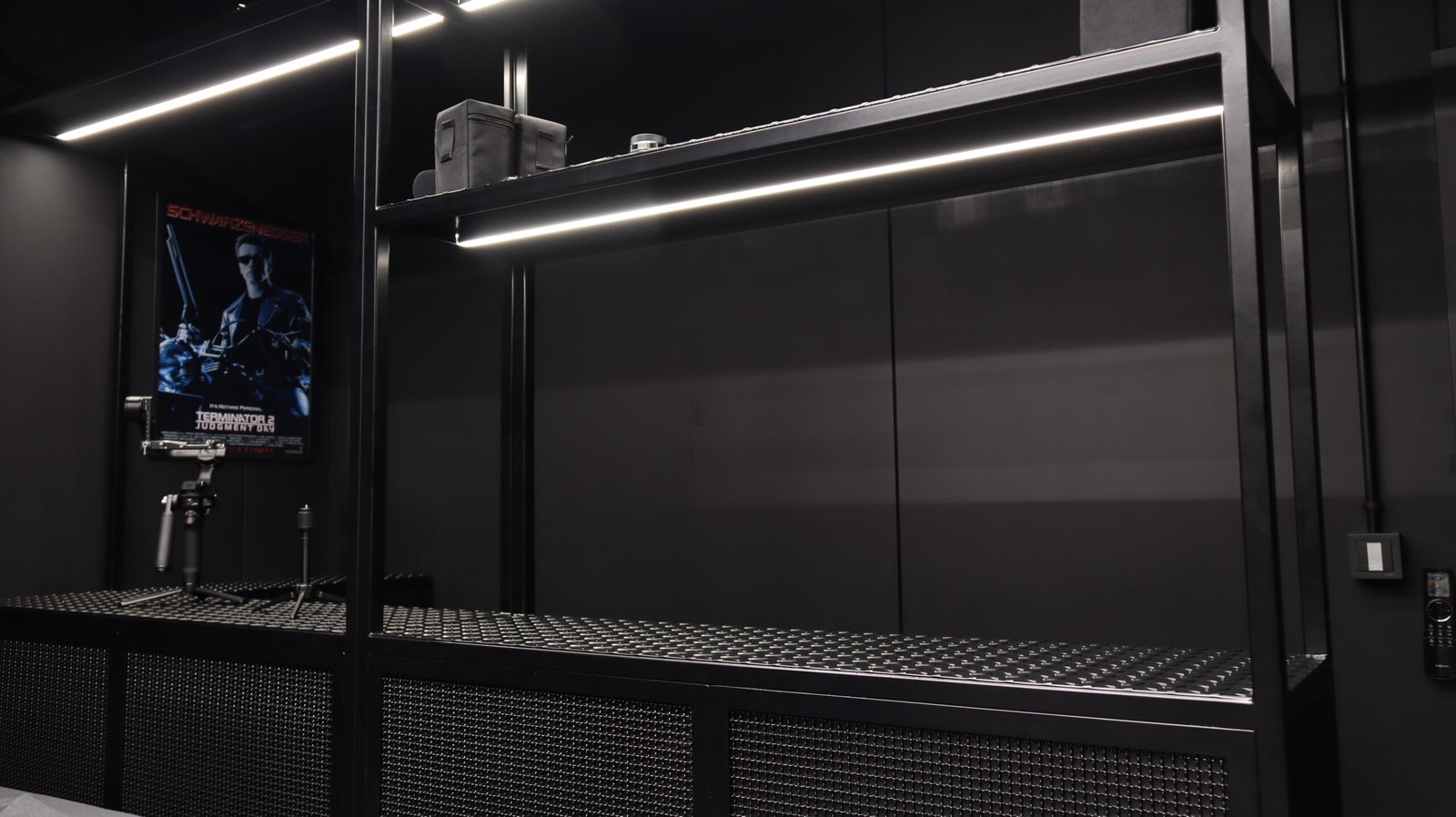 Industrialny regał loftowy na wymiar do nowoczesnego biura – KBD Design