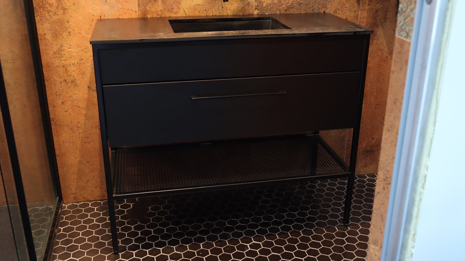 Umywalka łazienkowa na wymiar z metalową konstrukcją i granitowym blatem – KBD Design