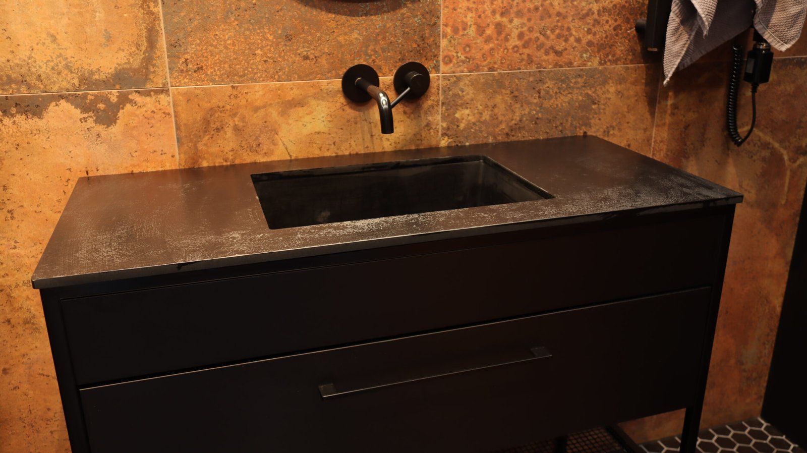 Umywalka łazienkowa na wymiar z metalową konstrukcją i granitowym blatem – KBD Design