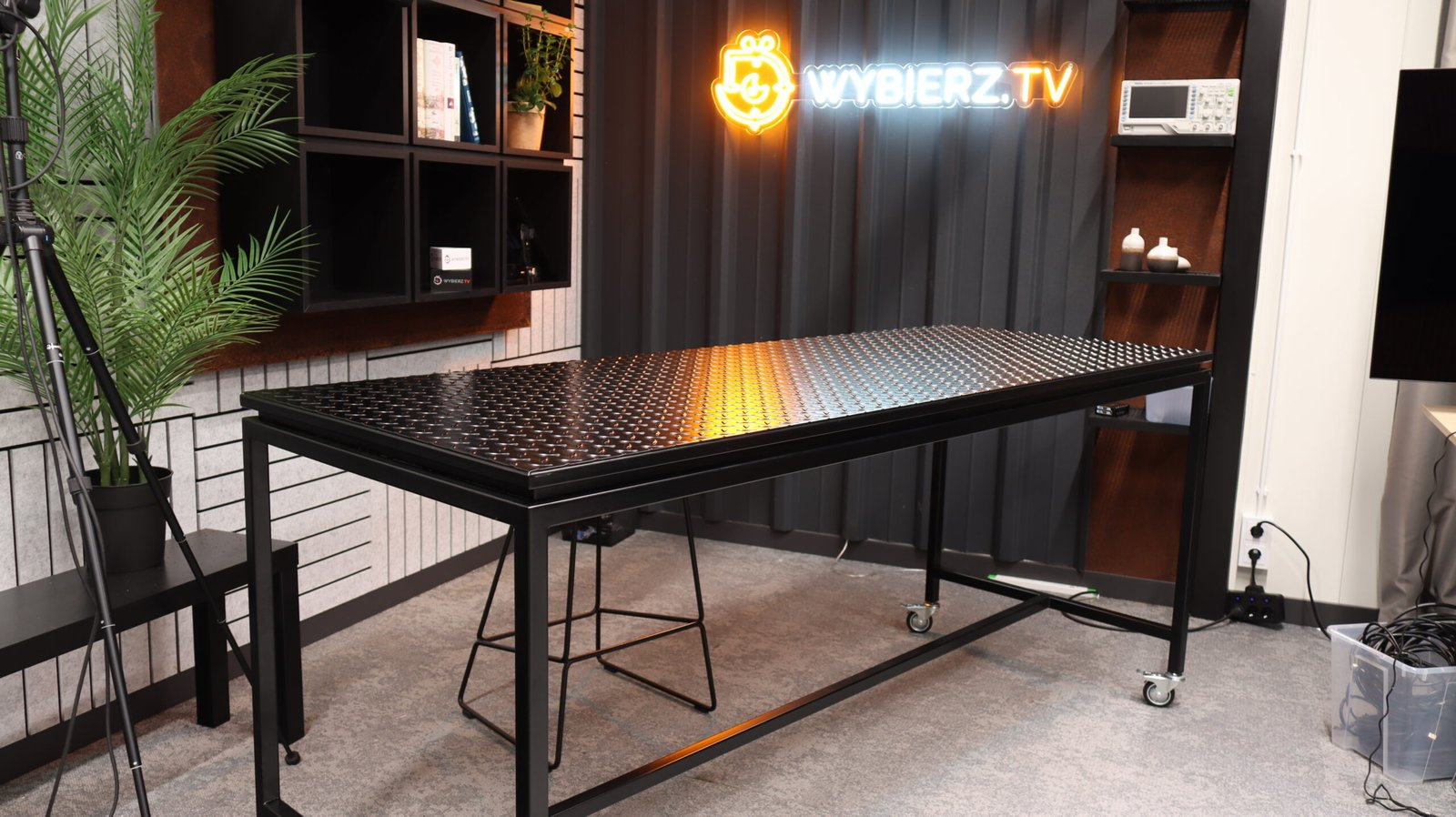 Metalowy stół na wymiar do nowoczesnego wnętrza w stylu loft
