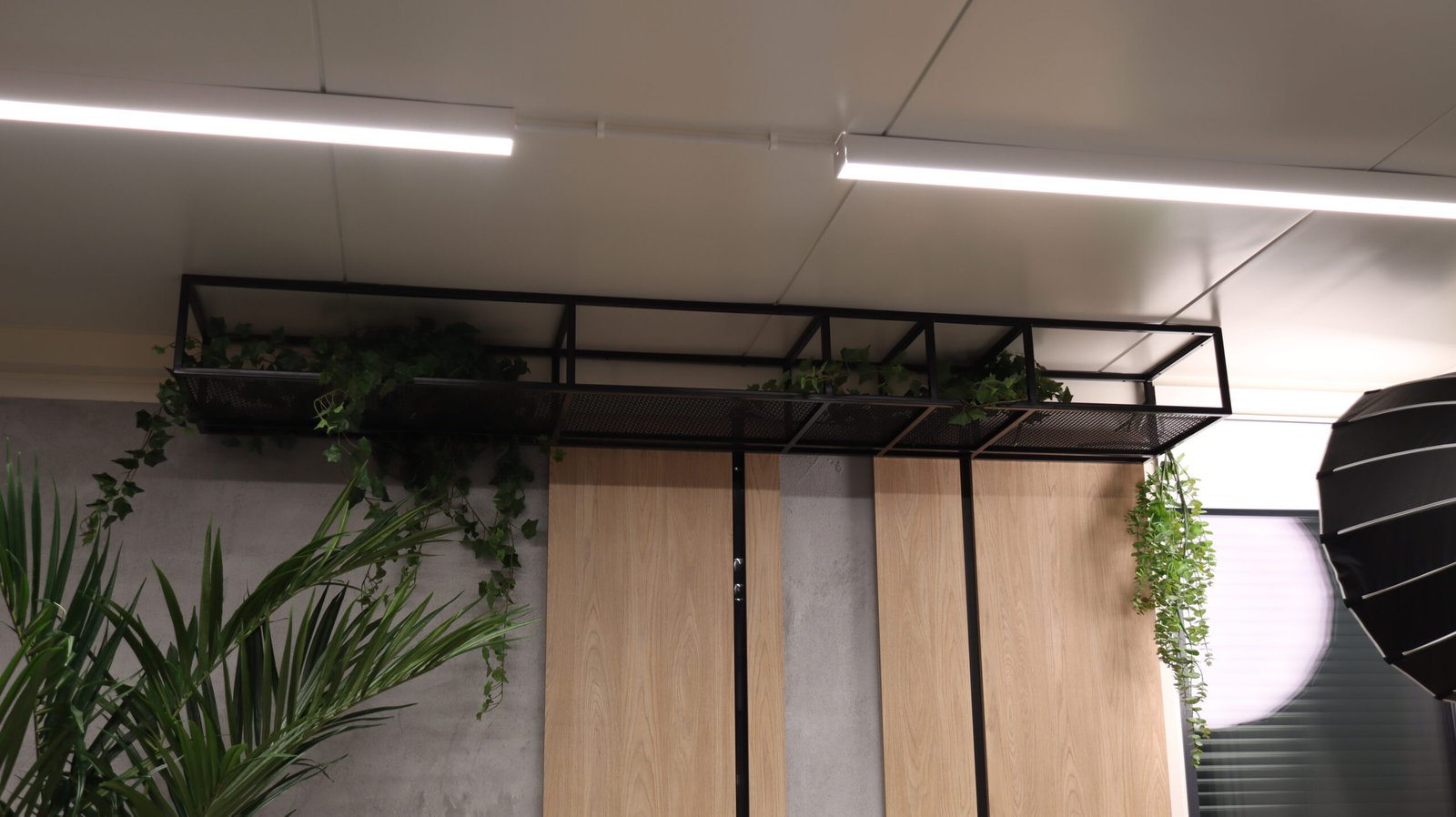 Metalowa konsola na wymiar do nowoczesnego wnętrza w stylu loft