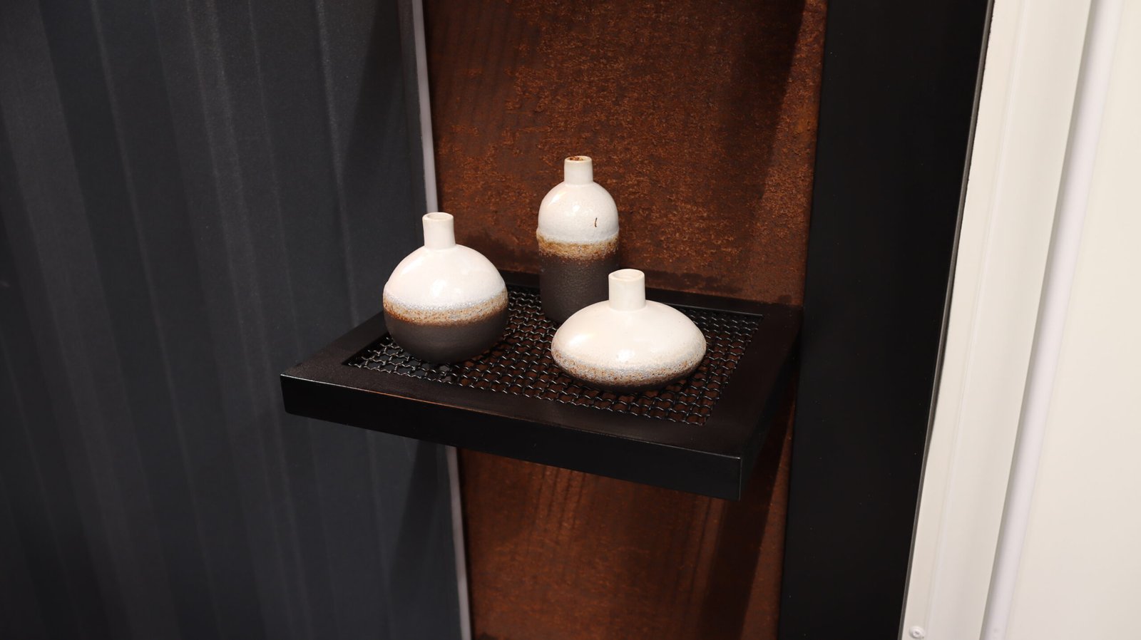 Półka metalowa na wymiar do nowoczesnego wnętrza w stylu loft – KBD Design