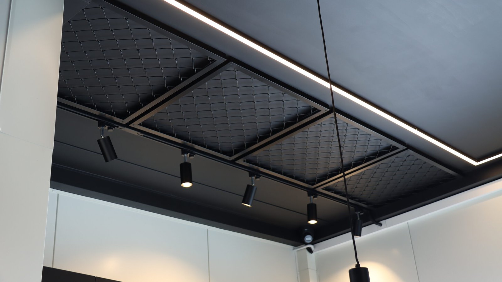 Metalowe ozdobne ramy sufitowe na wymiar w stylu loft – KBD Design